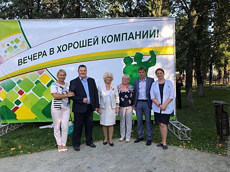 Глава управы Южнопортового наградил активных участников «Московского долголетия»