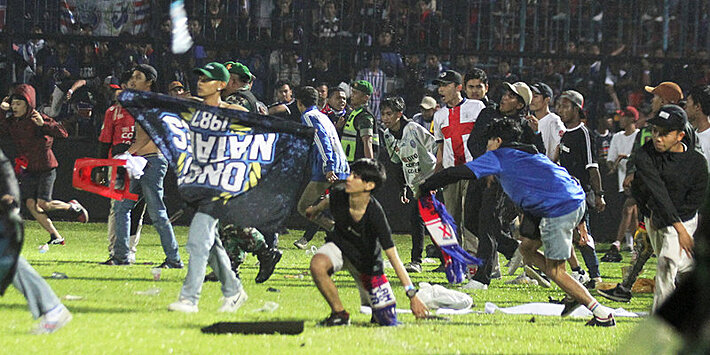 Минимум 32 ребенка погибли в давке на футбольном матче в Индонезии