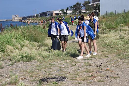 Владивостокские волонтеры очистили пляж в районе Второй Речки