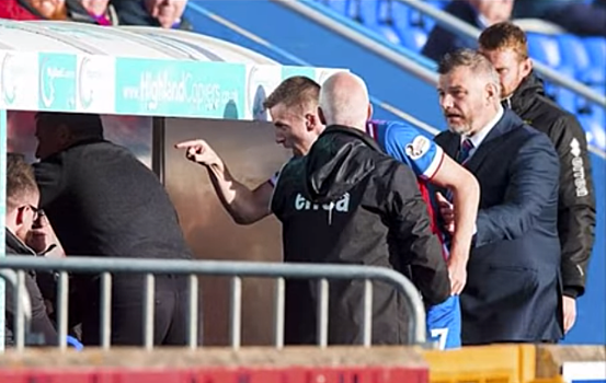 Шотландский футболист напал на тренера после замены