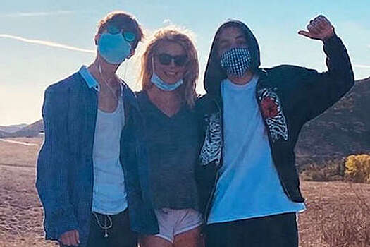 Сыновья Бритни Спирс Шон и Джейден появились на прогулке в Калабасасе