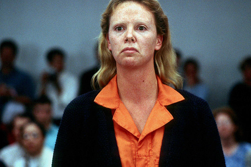 В фильме "Монстр" Шарлиз Терон исполнила роль серийной убийцы Эйлин Уорнос. Лицо одной из самых красивых женщин Голливуда стало неухоженным, а волосы сальными. Для этой роли Шарлиз пришлось поправиться на 15 килограммов. Актриса каждый день ела огромное количество фастфуда. А чтобы поддерживать уже набранный вес, она вставала посреди ночи по будильнику и запихивала в себя еду вновь. 