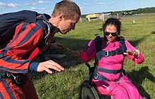 Инвалидная коляска не помешала екатеринбурженке прыгнуть с парашютом