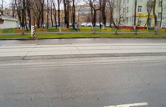Покрытие трамвайных путей на Авиамоторной улице привели в порядок