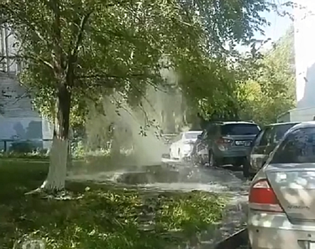 Трехметровый коммунальный гейзер забил в Октябрьском районе Ростова