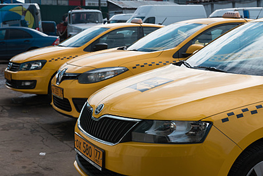 В Москве 1,7 тыс машин такси отправили на спецстоянки за нарушения безопасности перевозок