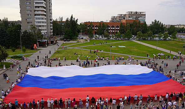В Волгограде и Волжском развернули большие триколоры в День России