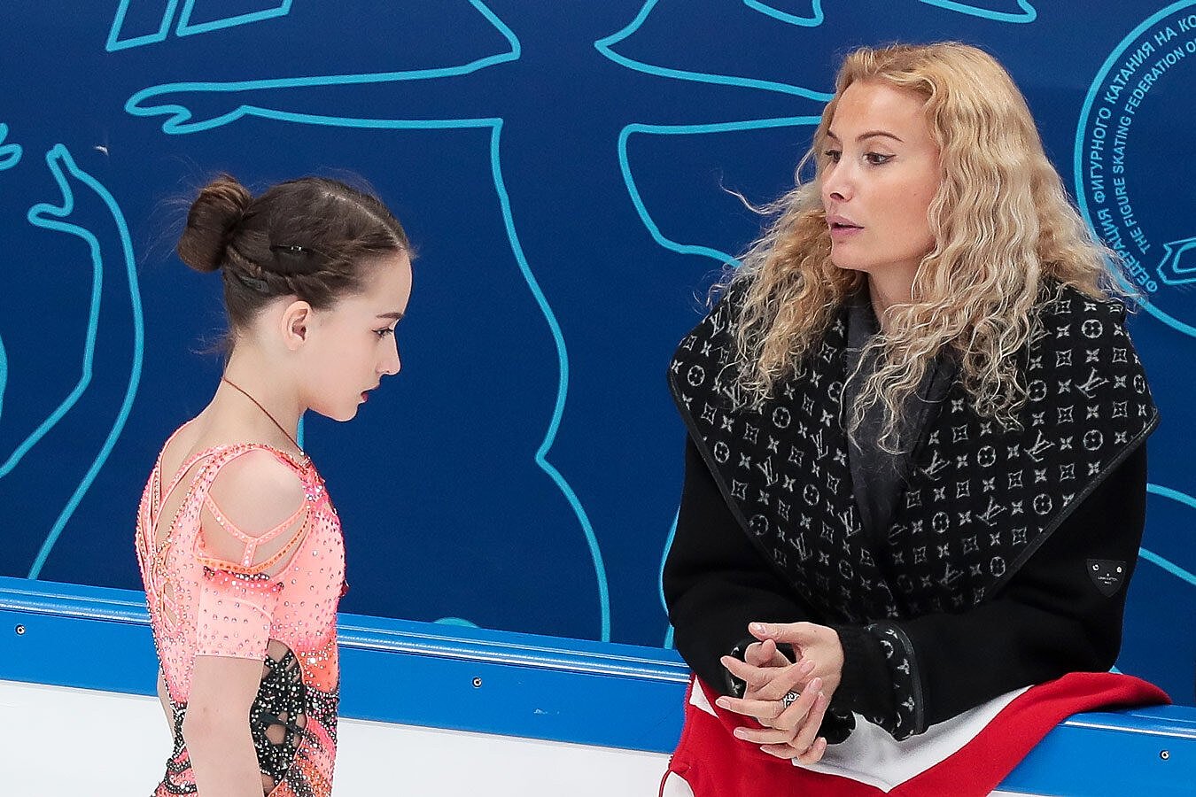 Тутберидзе в шоу большие девочки. Тренер анны щербаковой тутберидзе. Тренер по фигурному катанию тутберидзе. Тутберидзе в шоу большие девочки. Тутберидзе в шоу большие девочки.