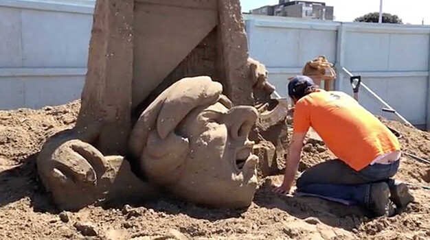 Ладони Путина, улыбка Трампа и обезглавленная Мэй: фигуры из песка на фестивале в Англии