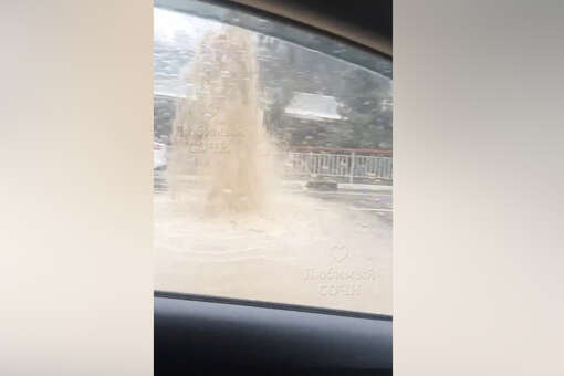 В Сочи из-за дождя затопило дороги, дерево упало на автомобили