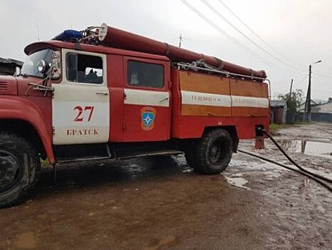 Сотрудники испытательной пожарной лаборатории устанавливают обстоятельства пожара в городе Братске