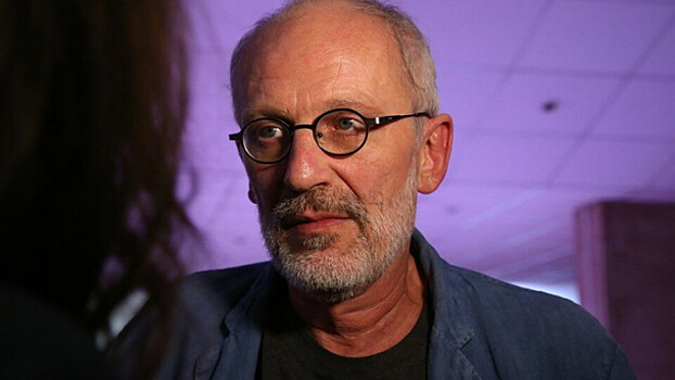 57-летний Александр Гордон засветился на пляже с бывшей женой и двумя сыновьями