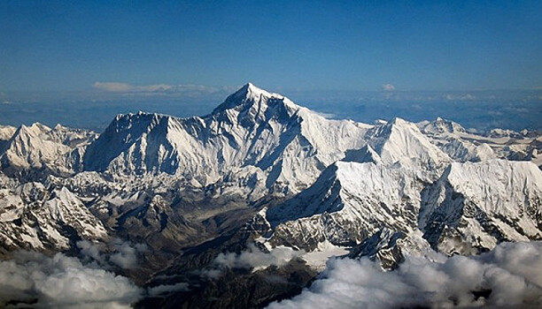 Девять альпинистов погибли в результате схода лавины в Гималаях