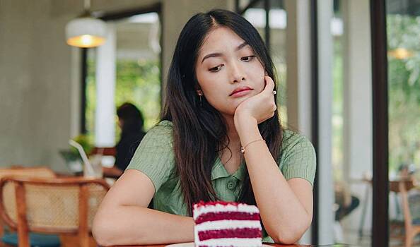 Россиянам назвали полезную замену привычки заедать стресс сладким