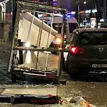 Водитель автомобиля Mazda врезался в остановку в центре Москвы, пострадавших нет