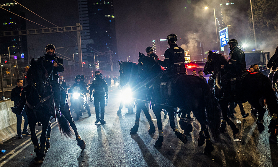 Конная полиция на улицах Тель-Авива, 27 марта 2023 года