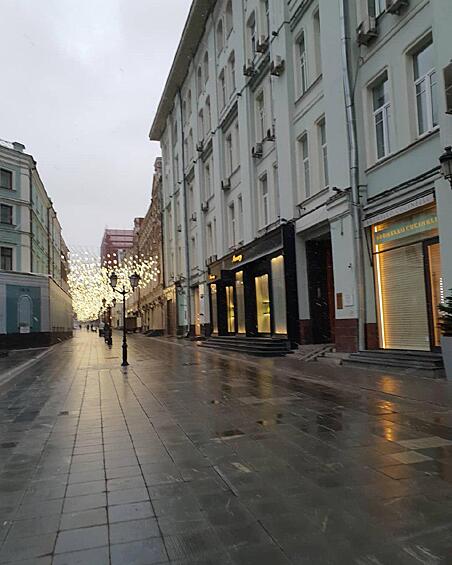 Москва, Столешников переулок. Немногочисленные прохожие должны соблюдать дистанцию в полтора метра.