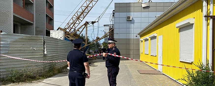 В Черкесске строительный кран упал на автомойку