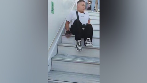 Скандал в Кольцово: вмешалась прокуратура после видео пассажира, ползущего по лестнице