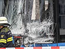 В Германии автобус заехал на тротуар и врезался в пешеходов