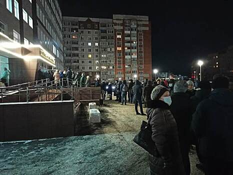 В Кургане пациенты поликлиники снова выстроились в огромную очередь за талонами на прием