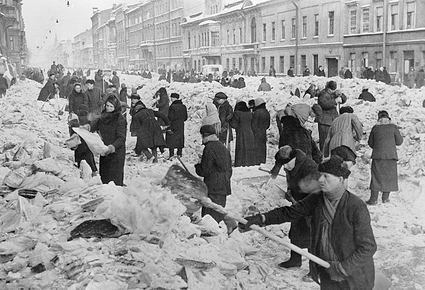 Ленинградцы работают на воскреснике по очистке города от снега на проспекте Володарского, 1942 год