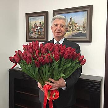 Владимир Евланов поздравил работников социальной сферы