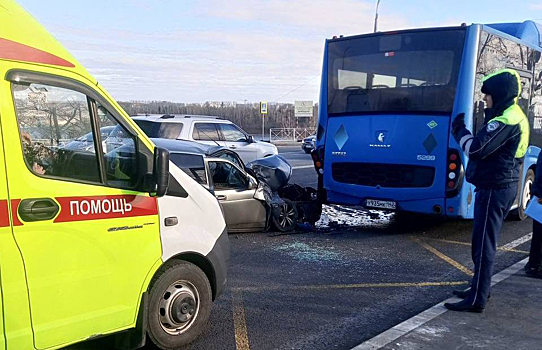 Соцсети: автомобиль врезался в пассажирский автобус на Кузбасском мосту в Кемерове