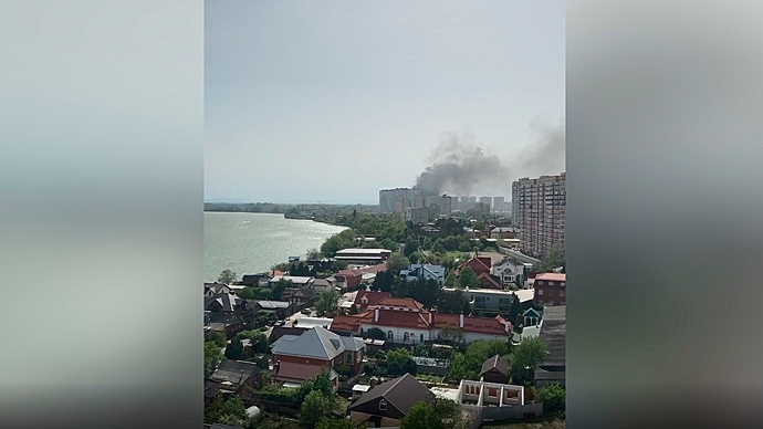 Мощный пожар вспыхнул на крыше ЖК «Фонтаны» в Краснодаре