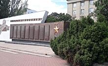 На Красной площади в Курске реставрируют «Стелу славы «Героям-курянам»