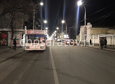 В Саратове невменяемый мужчина бросился под автобус