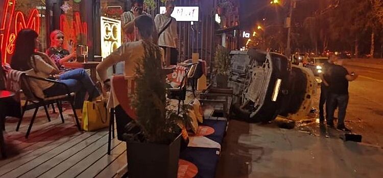 В центре Новосибирска произошла авария с участием такси «Ситимобил»