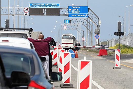 В пробке к Крымскому мосту скопились больше 500 автомобилей