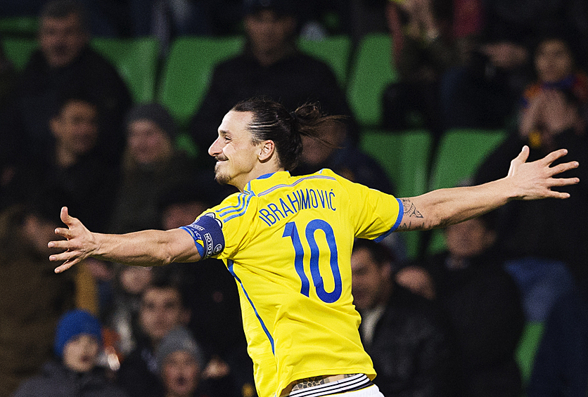 Златан Ибрагимович празднует победу со счетом 0:1 в отборочном матче чемпионата Европы по футболу между Молдовой и Швецией, 2015 год