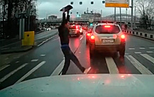 Танцующий на пешеходном переходе мужчина попал на видео