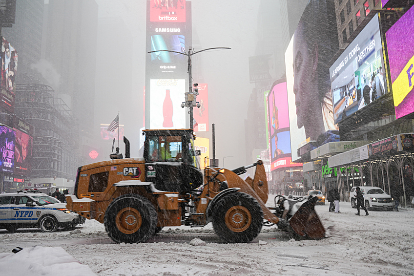 Уборка снега на Таймс-сквер в Нью-Йорке