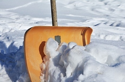 В Удмуртии школьники участвуют в акции по уборке снега