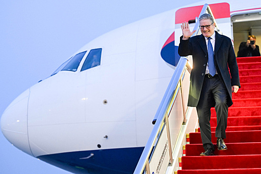 Стармера обвинили в аренде «одноразового самолета» из-за страха перед слежкой