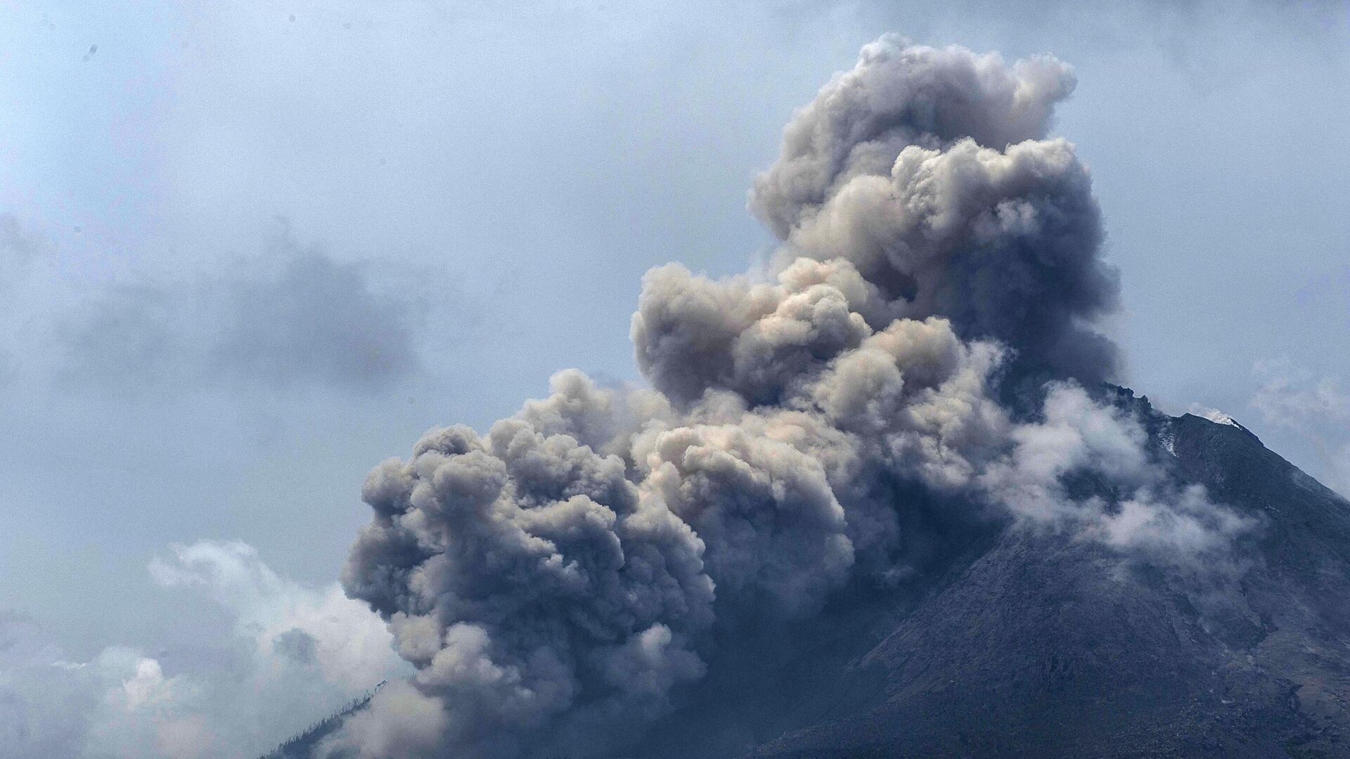 В Индонезии после извержения вулкана эвакуировали свыше 90 человек