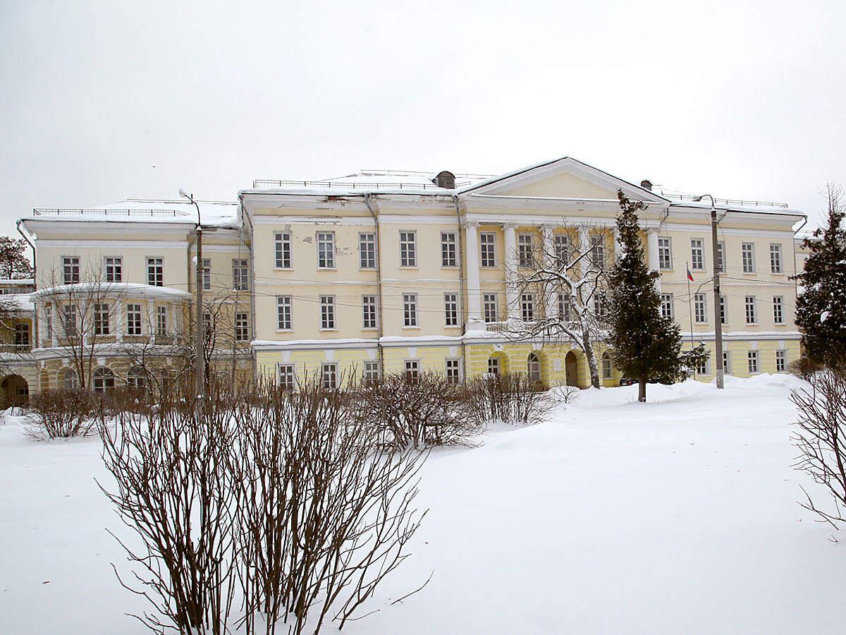 Красная роза эмблема печали в Подмосковье продают