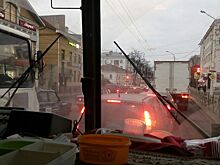 Главная улица Костромы встала в пробку из-за разбитого зеркала