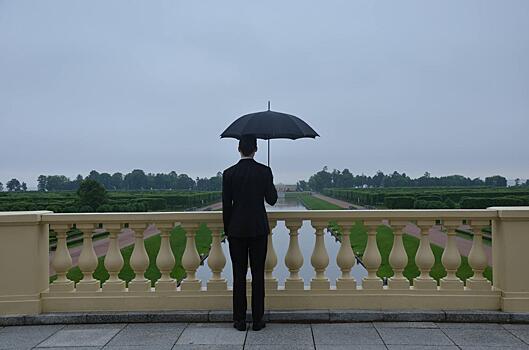 Можно ли ходить в Большой театр в джинсах, чем занимается батлер и почему деньги не синоним хороших манер — рассказывает эксперт по этикету Маартен Богартс