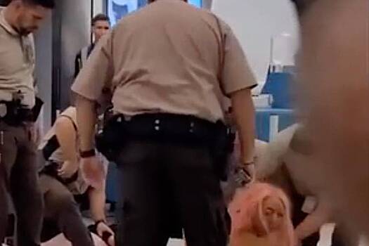 Пассажиры самолета дважды побили друг друга за один полет и попали на видео