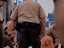 Пассажиры самолета дважды побили друг друга за один полет и попали на видео