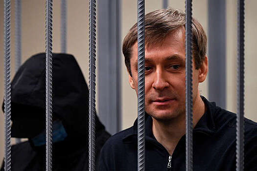 Бывшего сотрудника ФСБ заочно приговорили за передачу взятки Захарченко