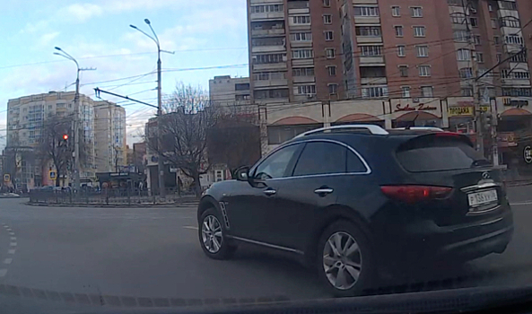 В Воронеже на тысячу оштрафовали автоледи, за рулем Infiniti проехавшую на красный