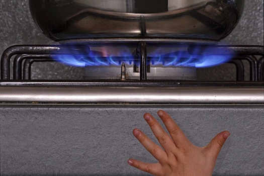Националисты с Украины убеждают детей включить газ в квартире