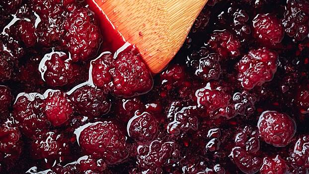 Врач Кашух рассказала, чем полезно и опасно малиновое варенье