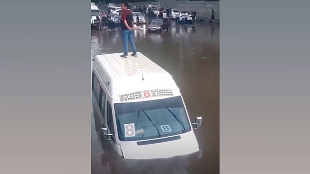Автомобилисты Душанбе оказались в «водной западне» из-за проливных дождей