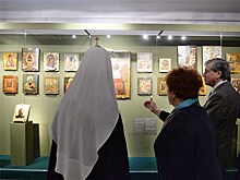 2000-му посетителю выставки "Державная заступница России" вручили подарок